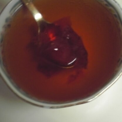 cachecacheさんの写真が美味しそうだったので　茶葉ないのでティーパックで作ってしまいました。イチゴジャムの甘酸っぱさが紅茶と合って美味しかったです♪